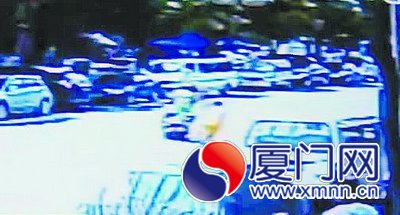 追上后拉住車不放