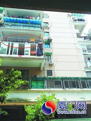 掉落在樓下雨棚