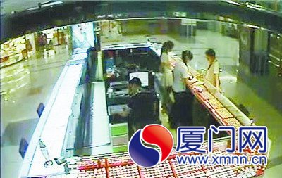 一口氣拿出40張購(gòu)物卡消費(fèi)黃金的男子