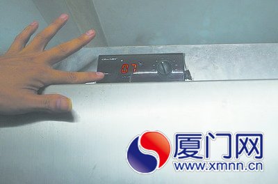 盡管溫度計(jì)顯示為35℃，但當(dāng)遺體被拉出零下7℃的冰