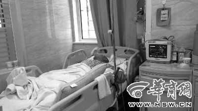 昨日下午，被撞高中生躺在病床上，昏迷不醒