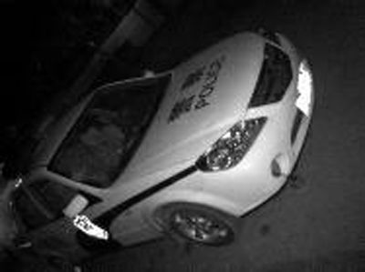 肇事警車(chē)前擋風(fēng)玻璃破裂