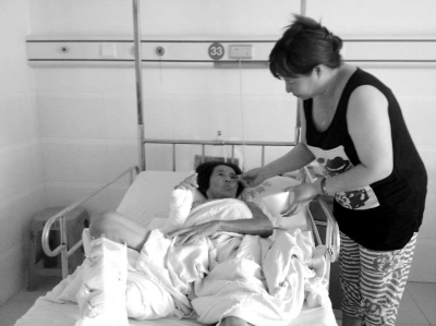 昨日，在海都醫(yī)院，趙云在喂老人喝開(kāi)水。