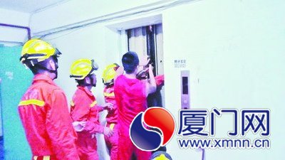 用開門器配合，打開電梯轎門