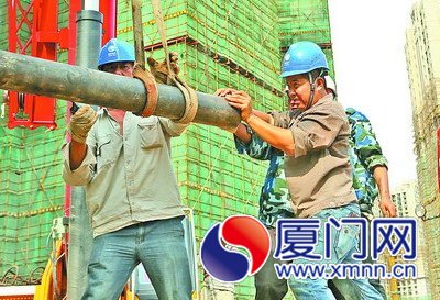 鋪設(shè)進(jìn)島電纜工人