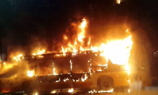 廣州大道南敦和公交站北往南路段，一輛301公交車(chē)突