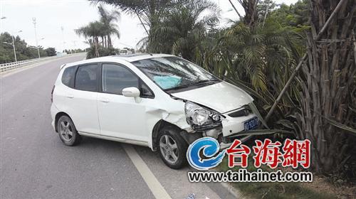 車(chē)子失控撞上綠化帶