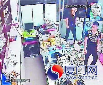 兩名男子走進(jìn)便利店。