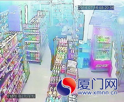 店里只剩男店員時(shí)，兩男子開始動(dòng)手