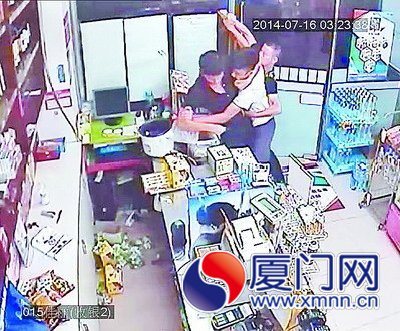 男店員和兩名男子搏斗