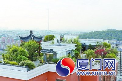 樓頂上面建有亭臺樓榭、花園假山