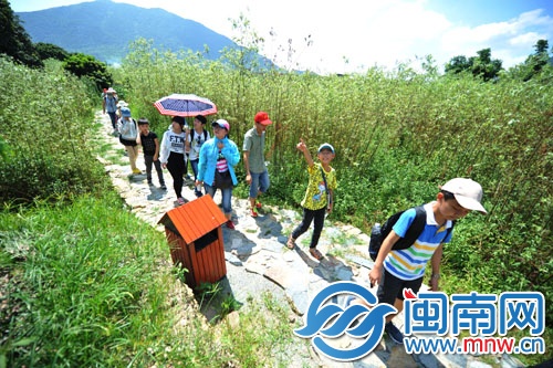 踏青石板上，游走美麗鄉(xiāng)村，小記者流連忘返