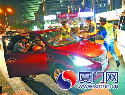 小余駕駛的紅色私家車被執(zhí)法人員逮個正著