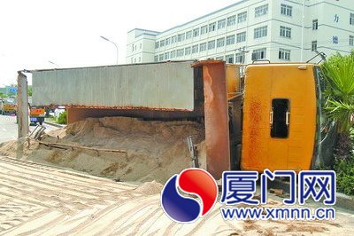 側(cè)翻的土方車沙子撒了一地