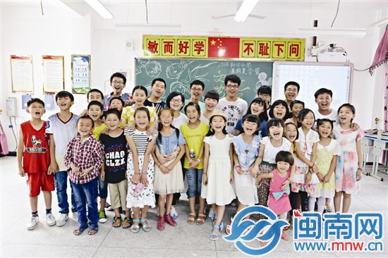 離別前的合影，孩子們笑得很燦爛