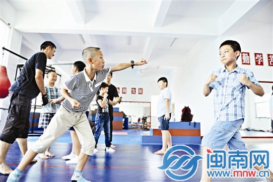 別看個子小，揮起拳來也帶勁