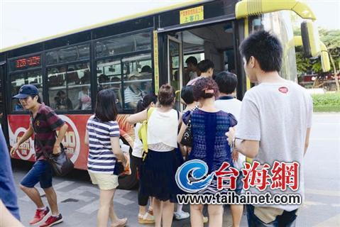 公交車配安全員