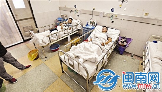 兩位受輕傷的乘客在醫(yī)院接受治療