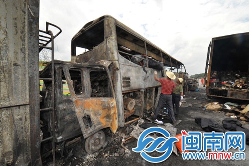 事故現(xiàn)場(chǎng)，工作人員在轉(zhuǎn)移遇難乘客遺體