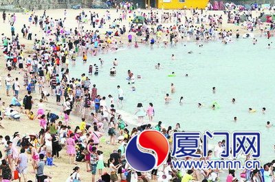 白城海灘人潮洶涌