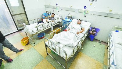 正在隆回縣人民醫(yī)院接受治療的受傷人員