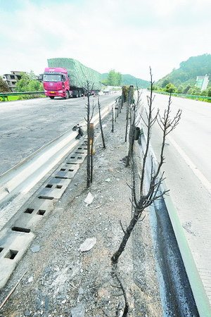 7月20日，滬昆高速“7·19”特大交通事故事發(fā)路段現(xiàn)