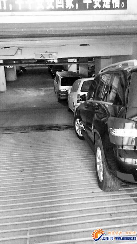 車庫(kù)入口通道也停滿了車