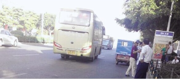 大巴車在晉江路邊下客