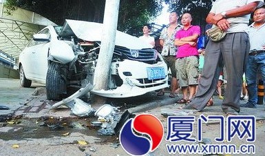 轎車在烏石浦路撞上燈桿