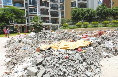 梅山鎮(zhèn)錦繡山莊內(nèi)，這堆建筑垃圾長期無人清理，部分