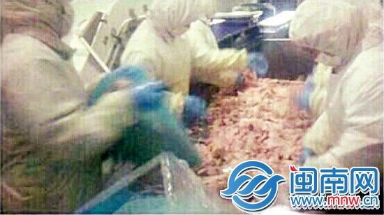 工人將過期原料倒入拆肉區(qū)工作臺(tái)上（視頻截圖）