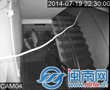 男子在樓道內對受害女子動手動腳