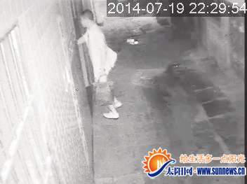 男子犯案過程被監(jiān)控探頭拍下