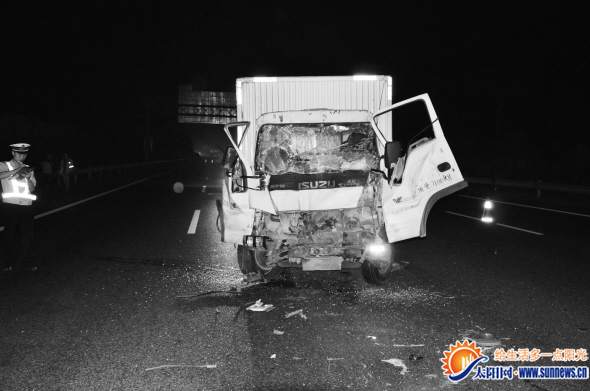 疲勞駕駛引發(fā)事故,貨車(chē)車(chē)頭撞毀