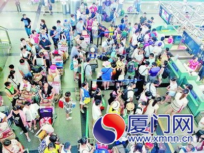 在高崎國際機場等待登機的旅客