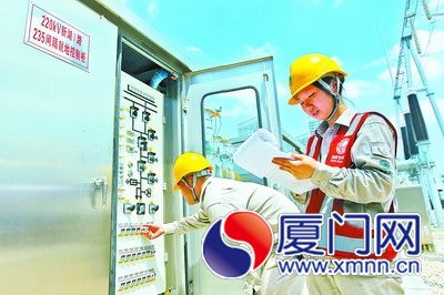 電業(yè)工人正在進(jìn)行電力進(jìn)島第四通道第一回工程送電作業(yè)