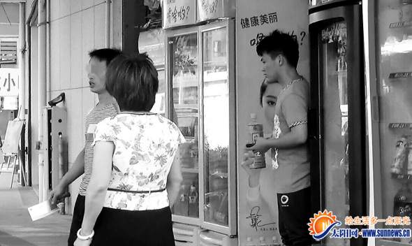 劉某涌拿出兩把菜刀