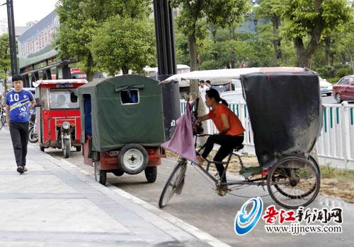 在路邊候客的“三腳虎”。