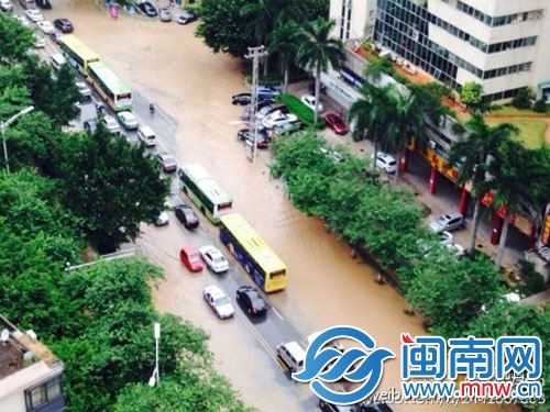 路面積水引發(fā)堵車