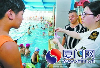 衛(wèi)生監(jiān)督執(zhí)法人員在民評代表的監(jiān)督下檢測水質(zhì)