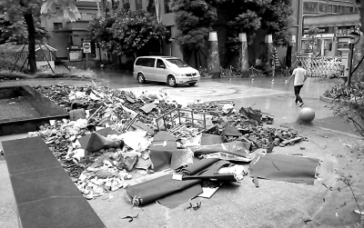 新華陽光優(yōu)家小區(qū)入口處堆滿了建筑垃圾。