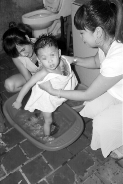 義工阿姨幫千千洗澡。