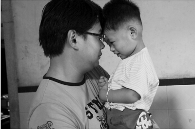 義工與千千一起玩。