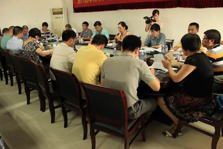 南安市張小紅副市長(zhǎng)(中)蒞臨閩臺(tái)農(nóng)產(chǎn)品市場(chǎng) (1)