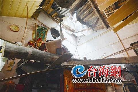 風(fēng)雨交加中坍塌出一個(gè)大洞