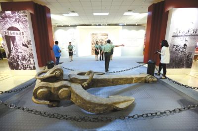 北洋水師旗艦“定遠(yuǎn)”號(hào)的鐵錨昨天亮相軍博抗日展覽。
